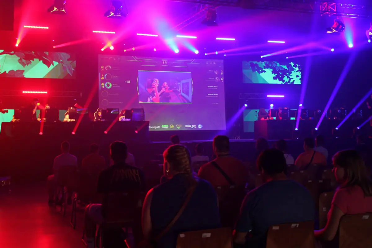 Esport verseny színpaddal és fényekkel