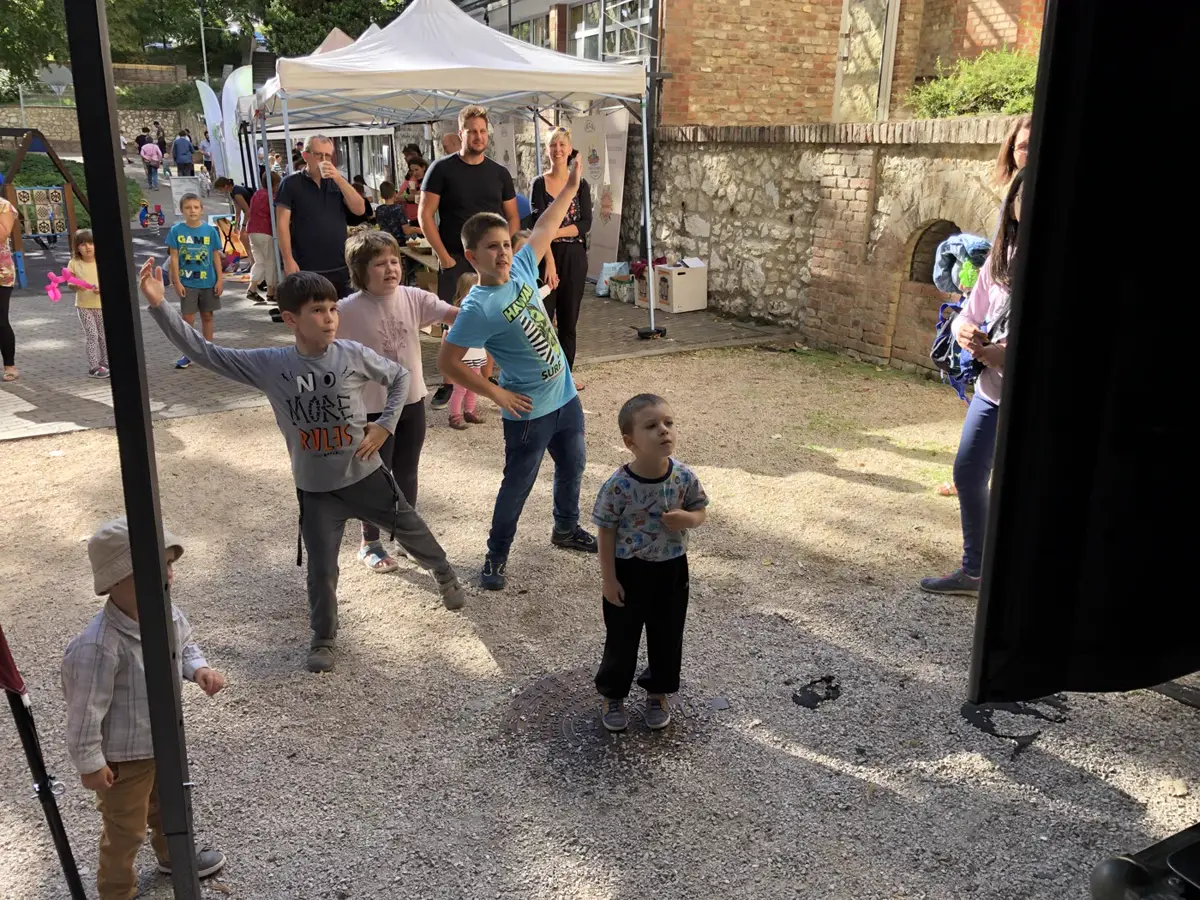 Gyerekek táncolnak Just Dance állomásnál egy családi napon
