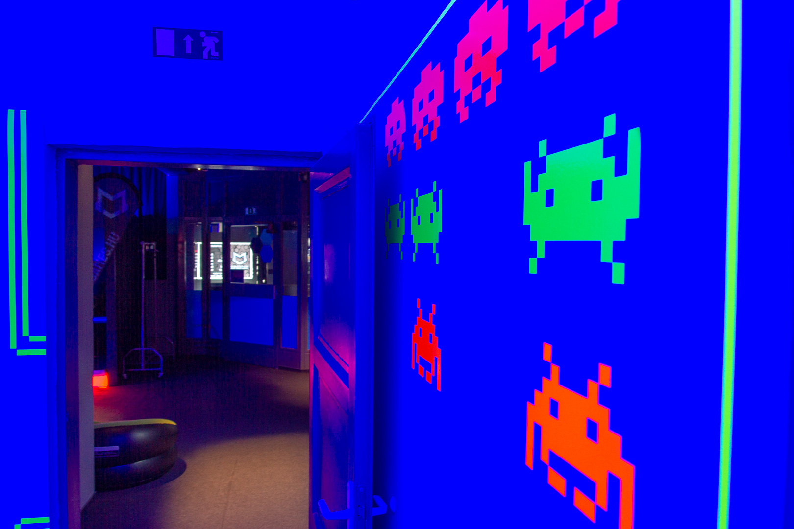 space invaders folyosó dekoráció